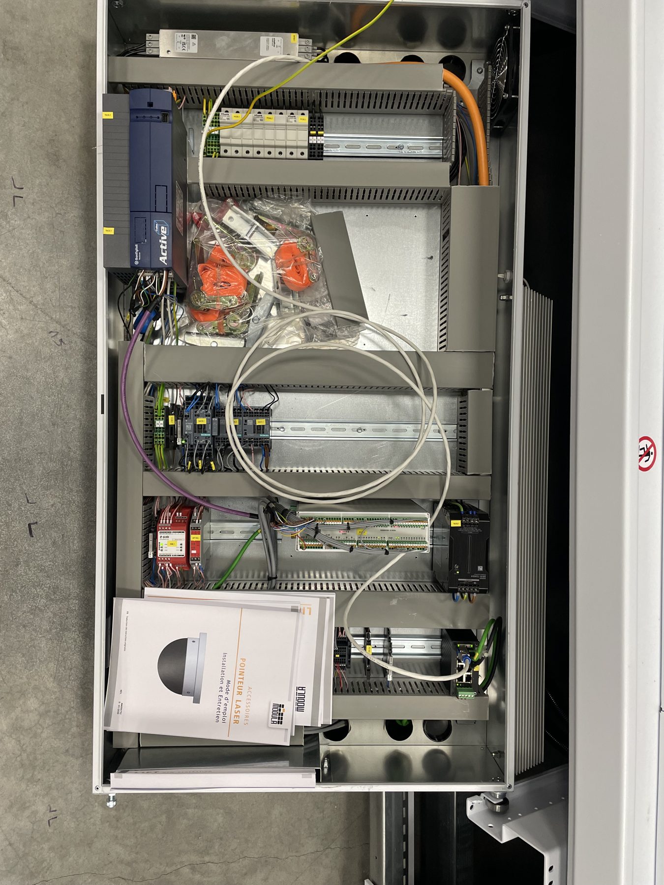 Armoire électrique ouverte en salle technique