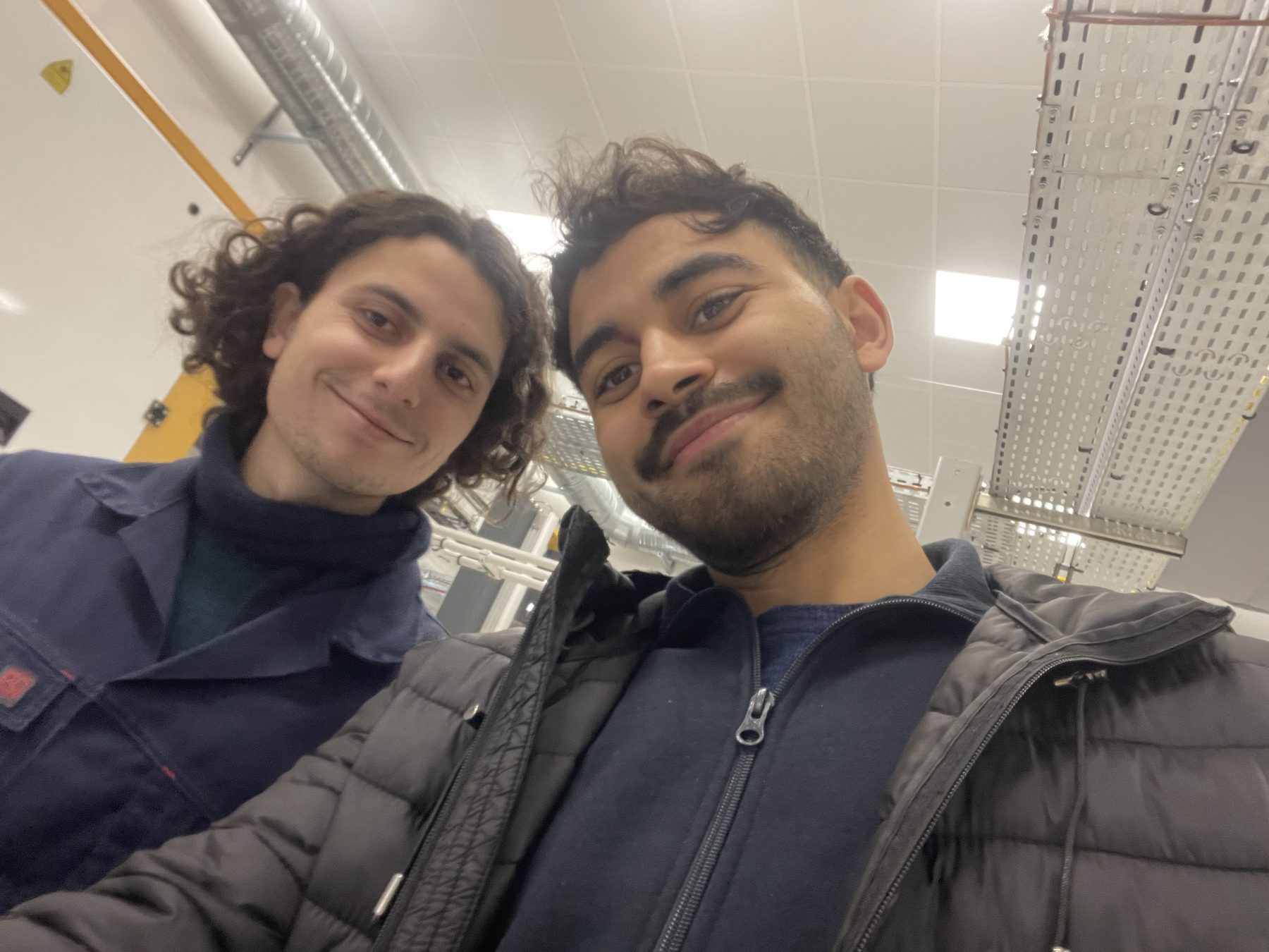 Selfie de deux collègues devant les bâtiments