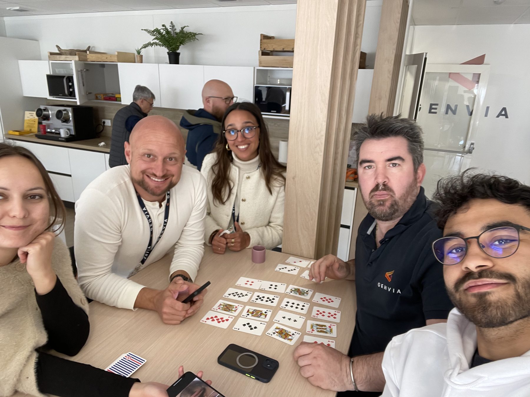 L'équipe autour d'une table pour un jeu de cartes au bureau