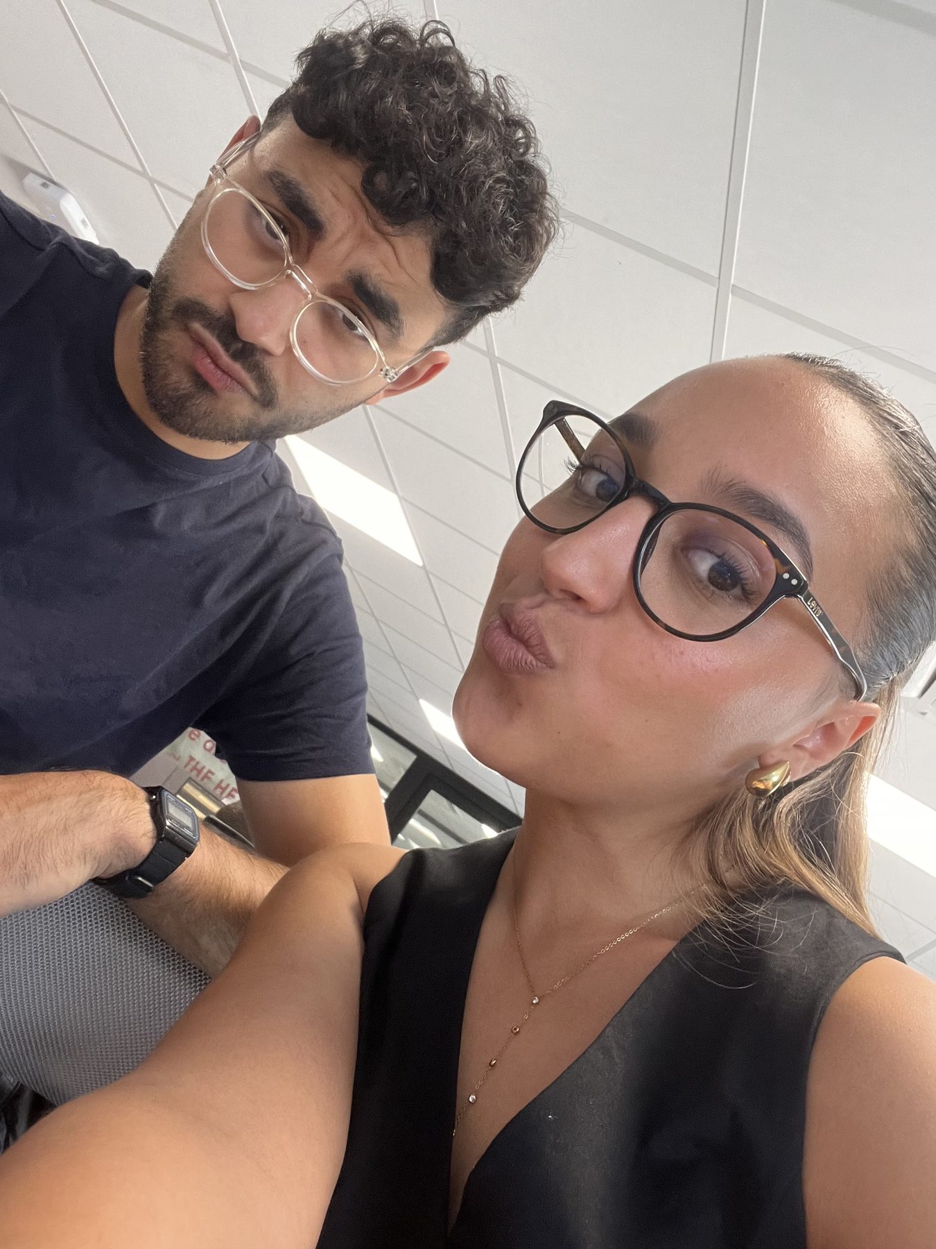 Selfie avec lunettes de soleil au bureau