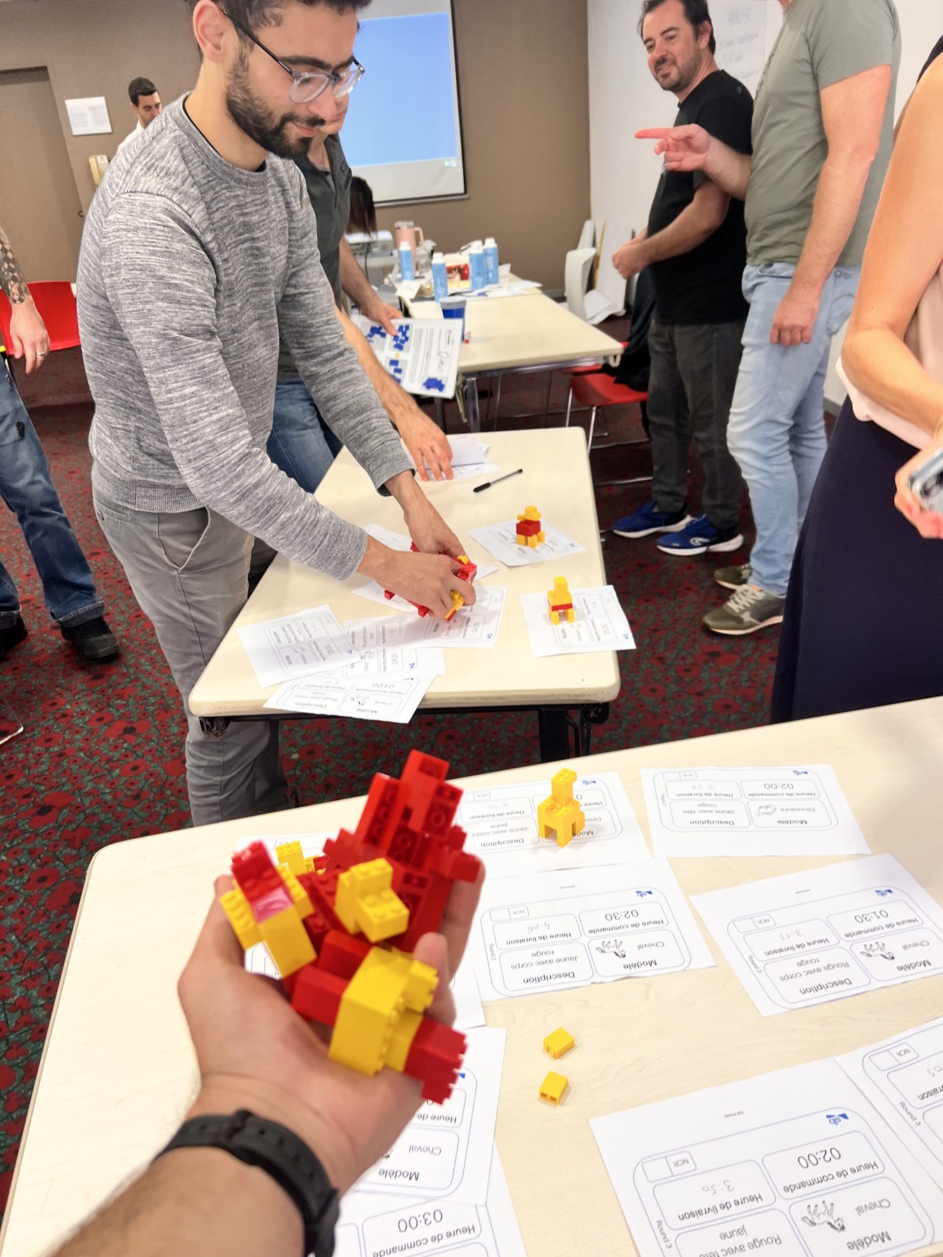 Atelier avec des briques Lego sur la table