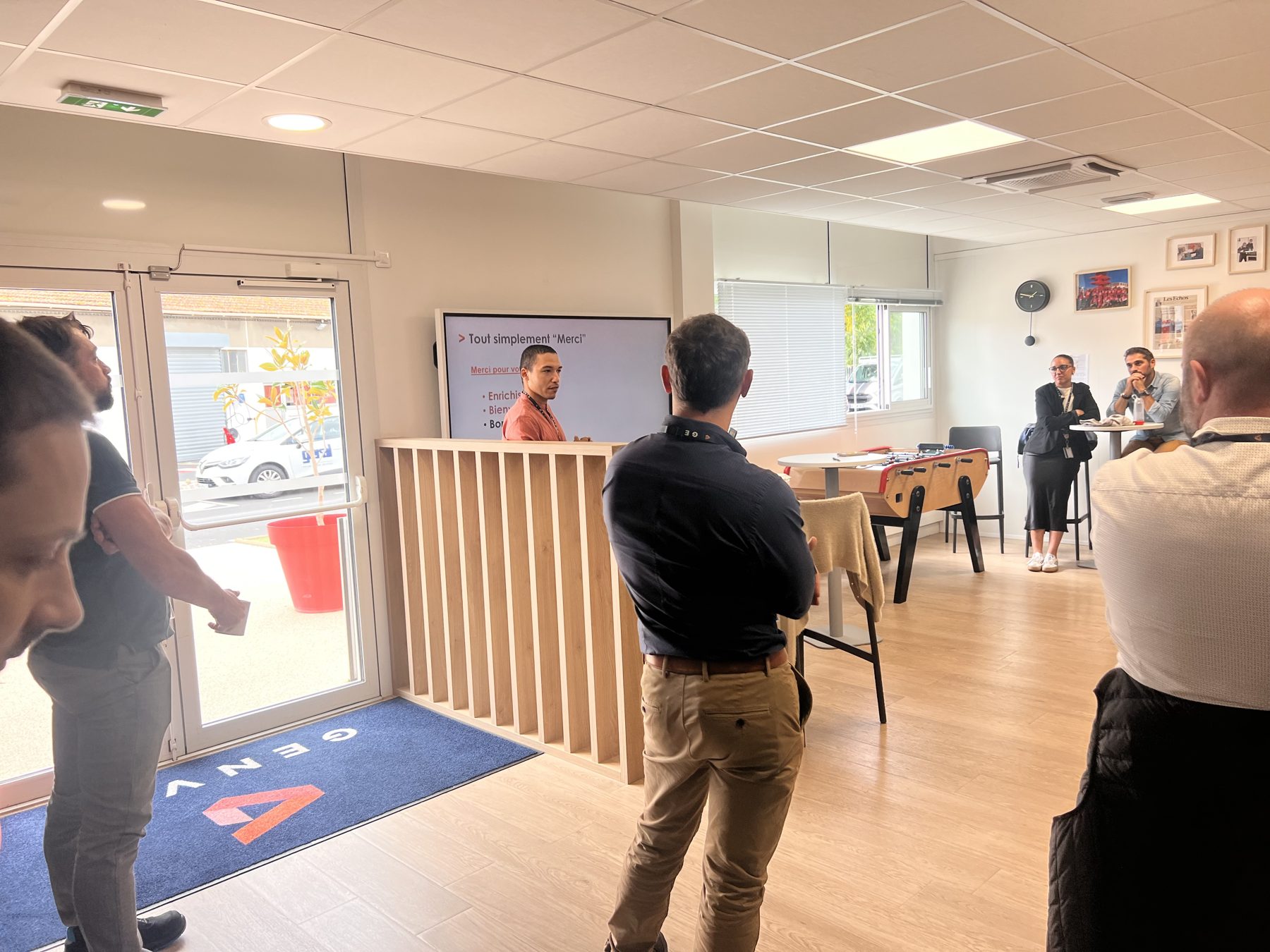 Présentation devant l'équipe en salle de réunion