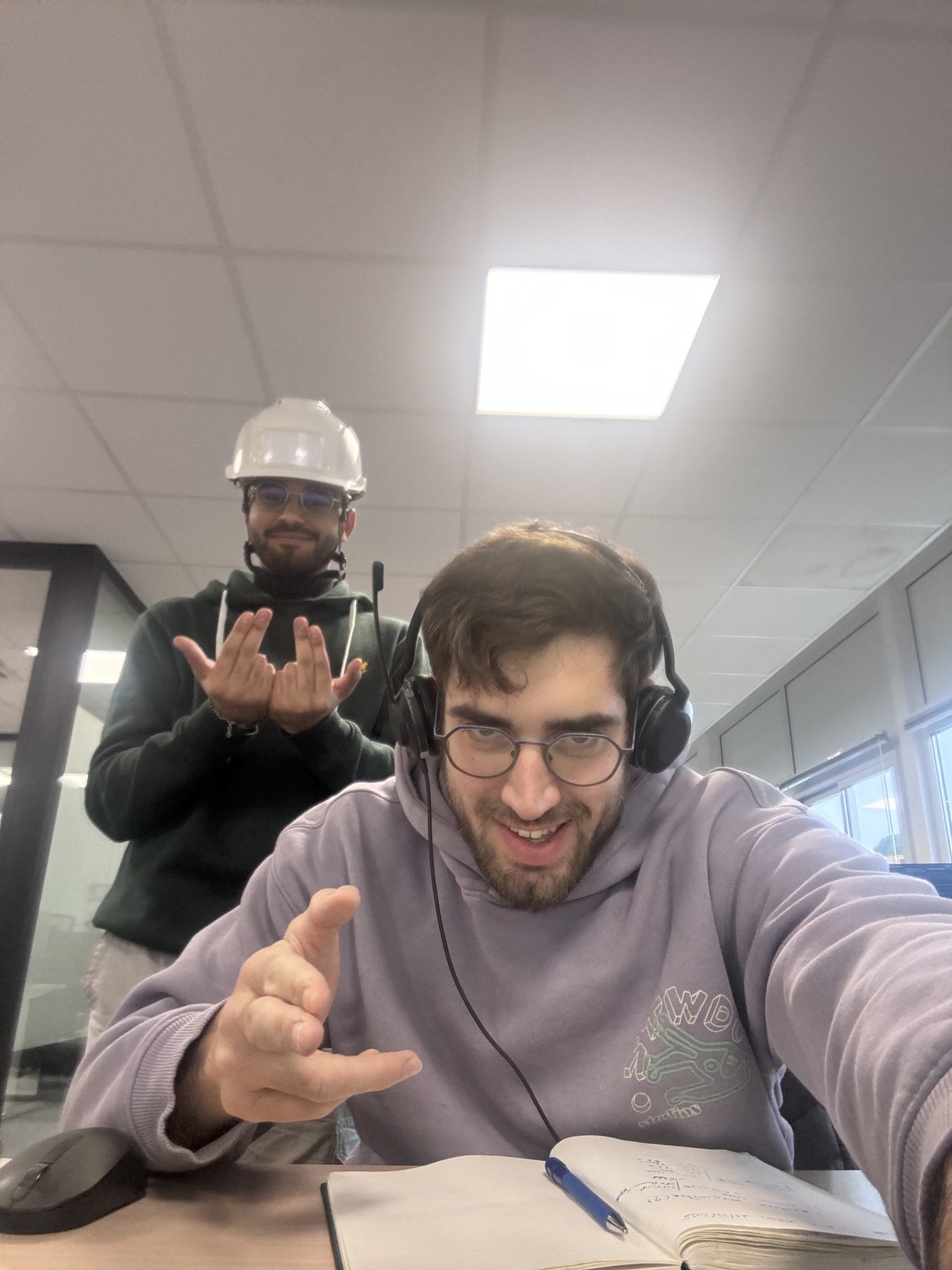 Selfie avec casque audio, casque de sécurité en arrière-plan