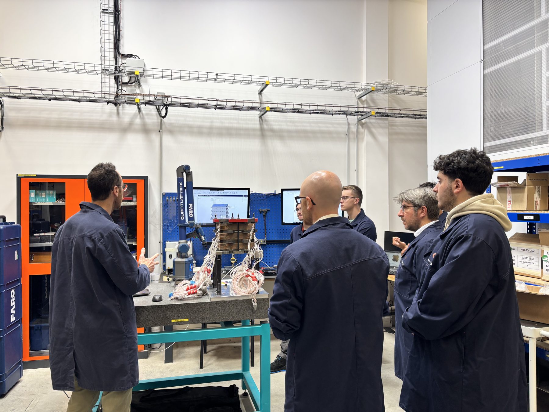 Visite d'atelier, l'équipe autour d'une table de travail