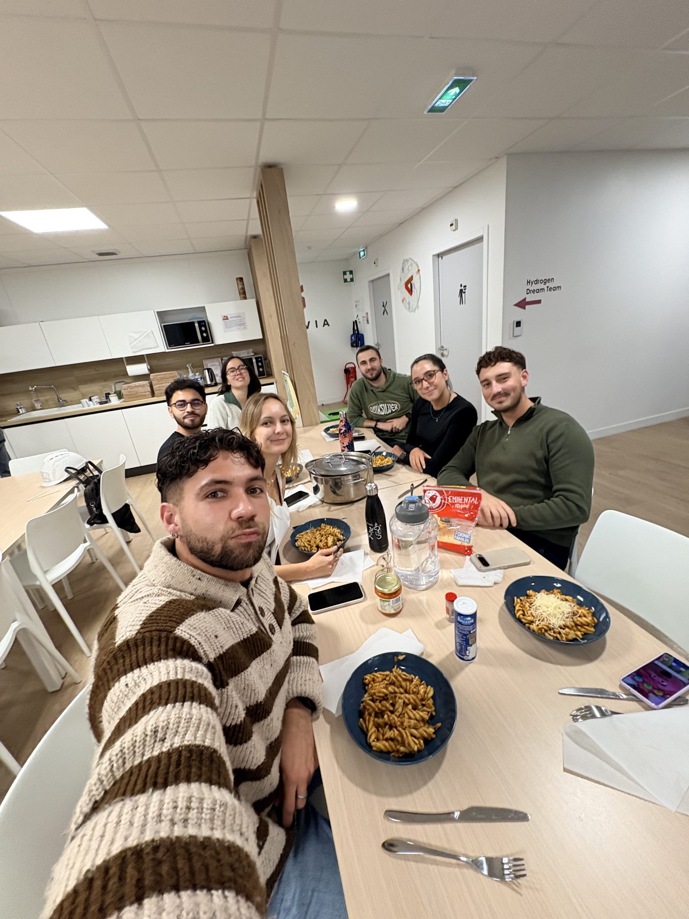 Repas d'équipe autour de la table de la cuisine