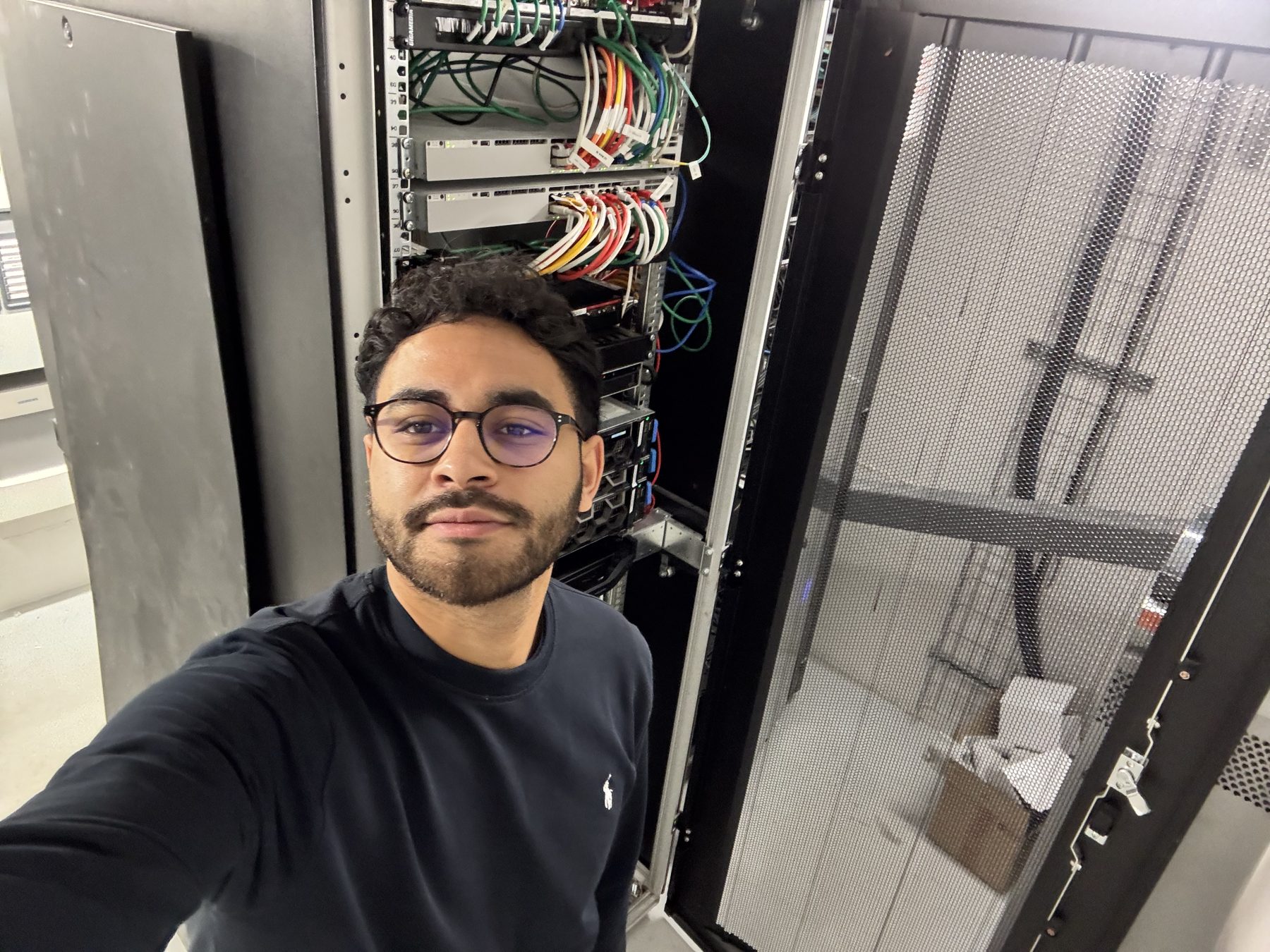 Selfie devant une armoire de serveurs