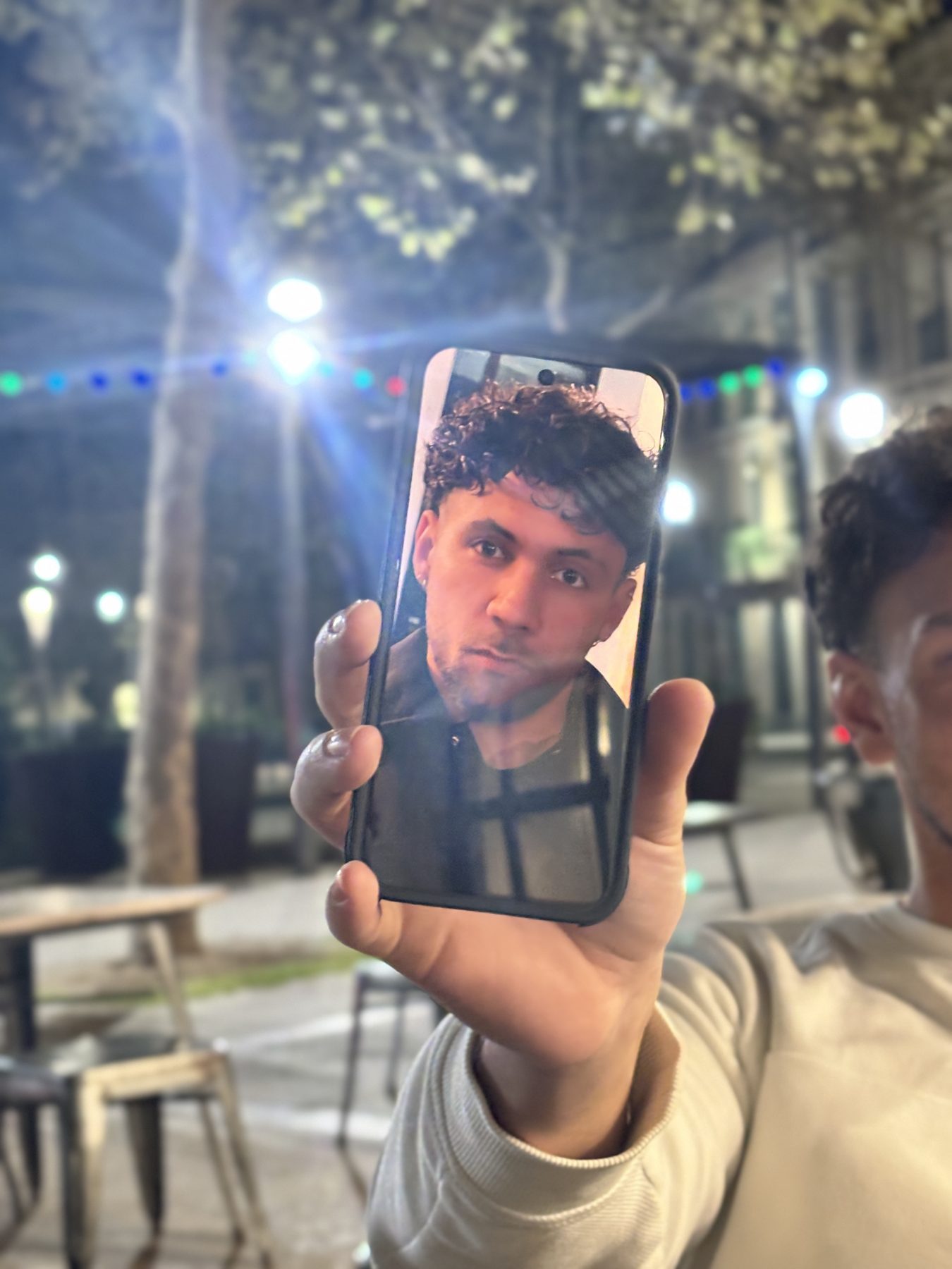 Soirée sur une place illuminée