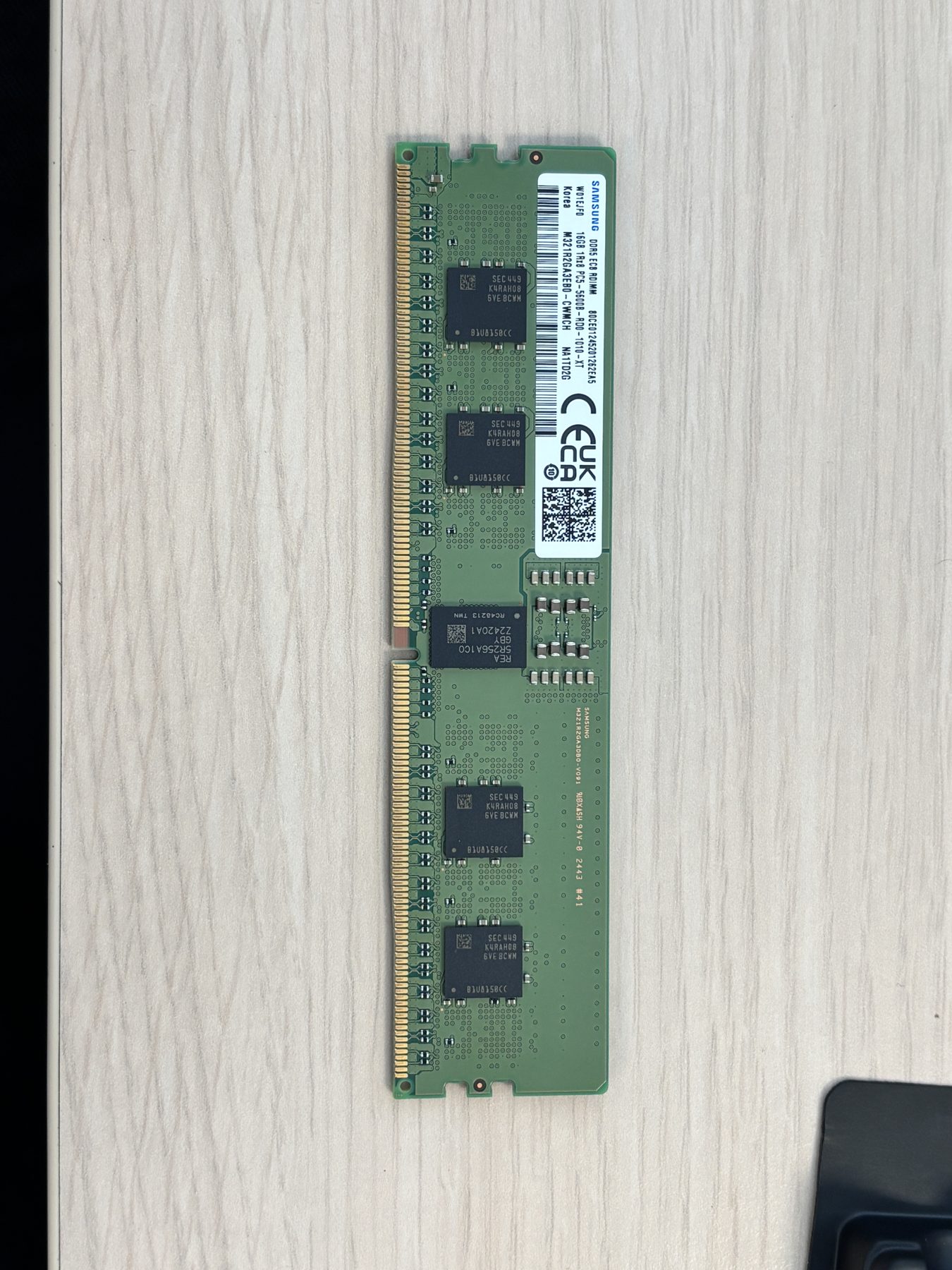 Barrette de mémoire posée sur un bureau