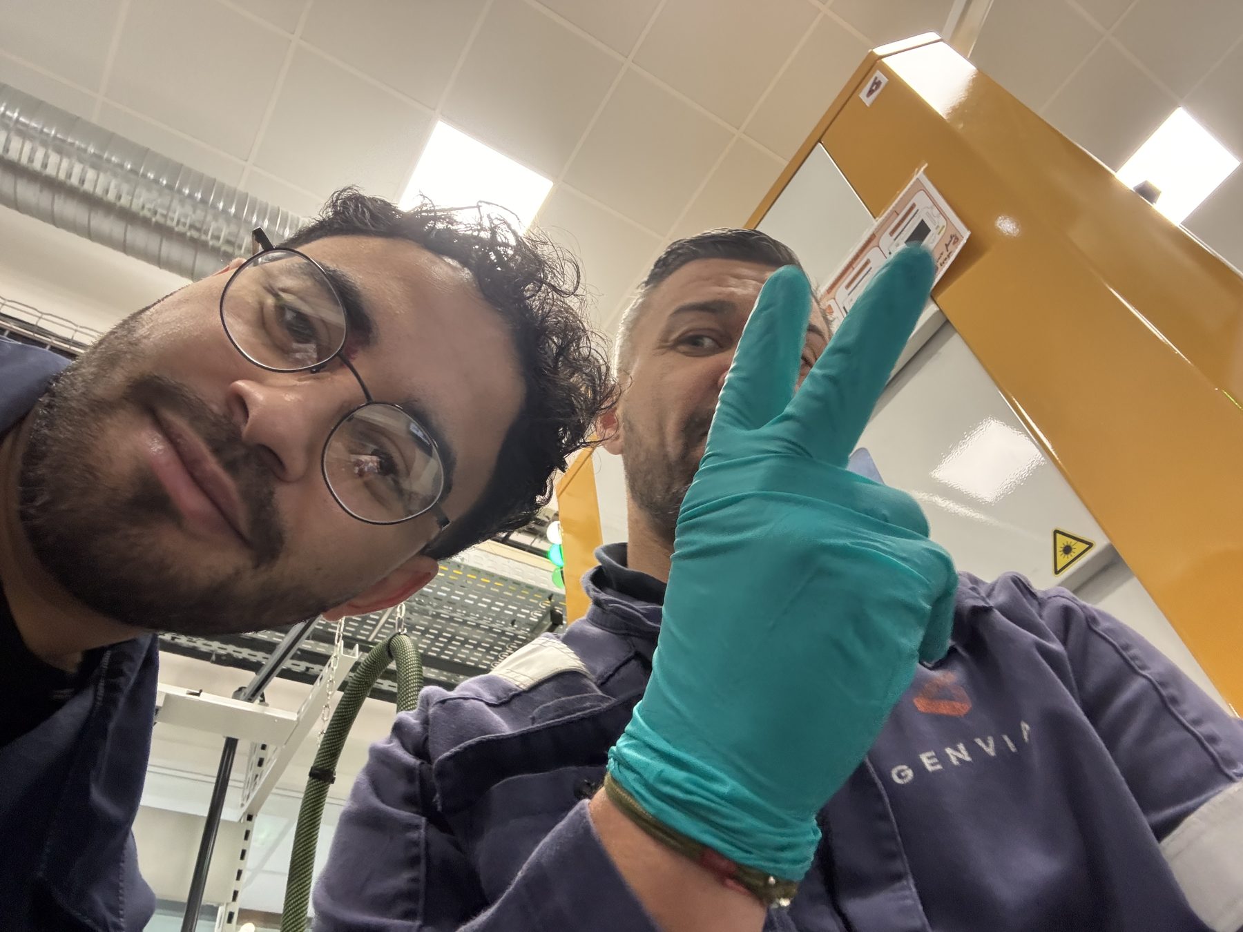Selfie au labo avec gants de protection