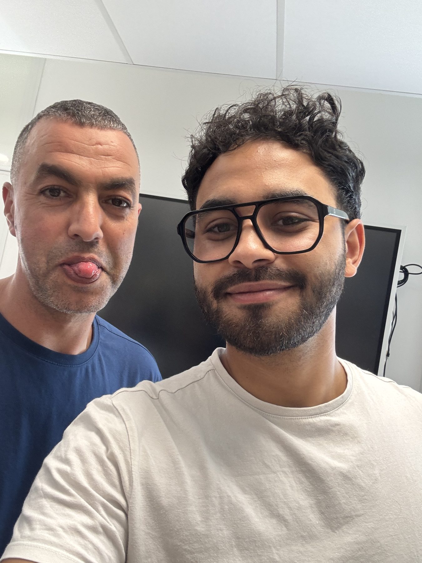 Selfie au bureau, langue tirée