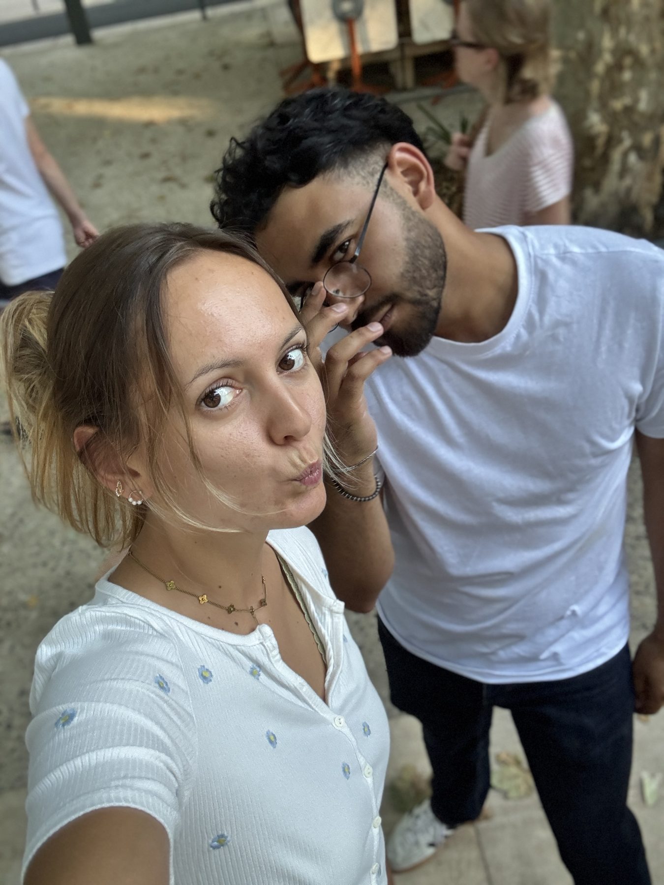 Soirée en tenue blanche dans une rue pavée